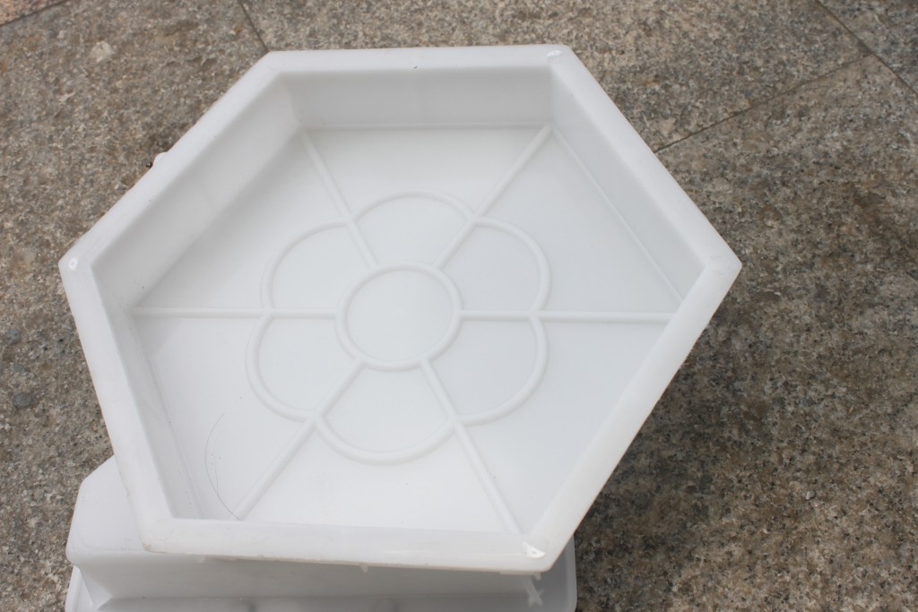 六棱塊護坡塑料模具什么材質(zhì)的好？